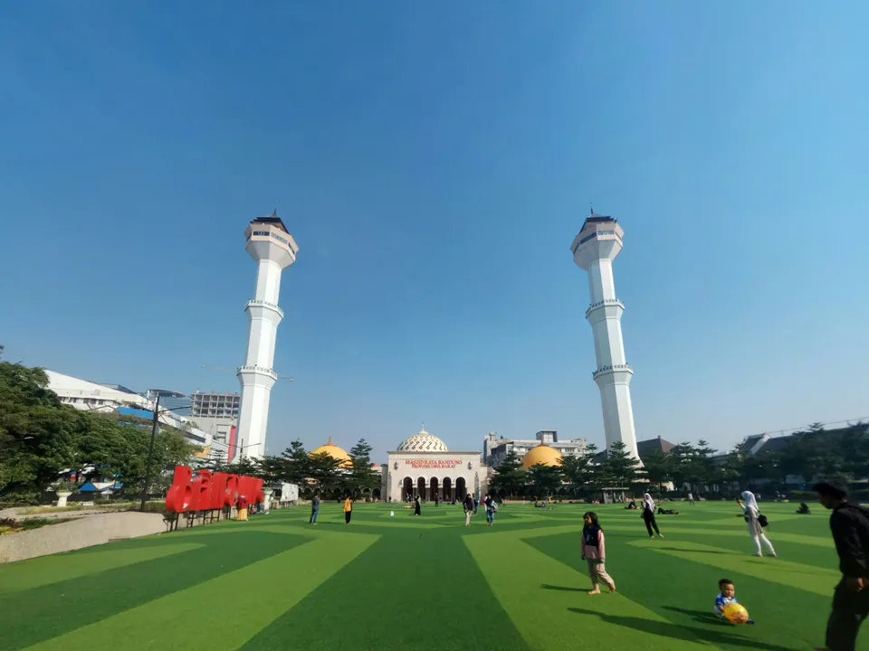 Masjid Raya Bandung dan alun-alun kota Bandung