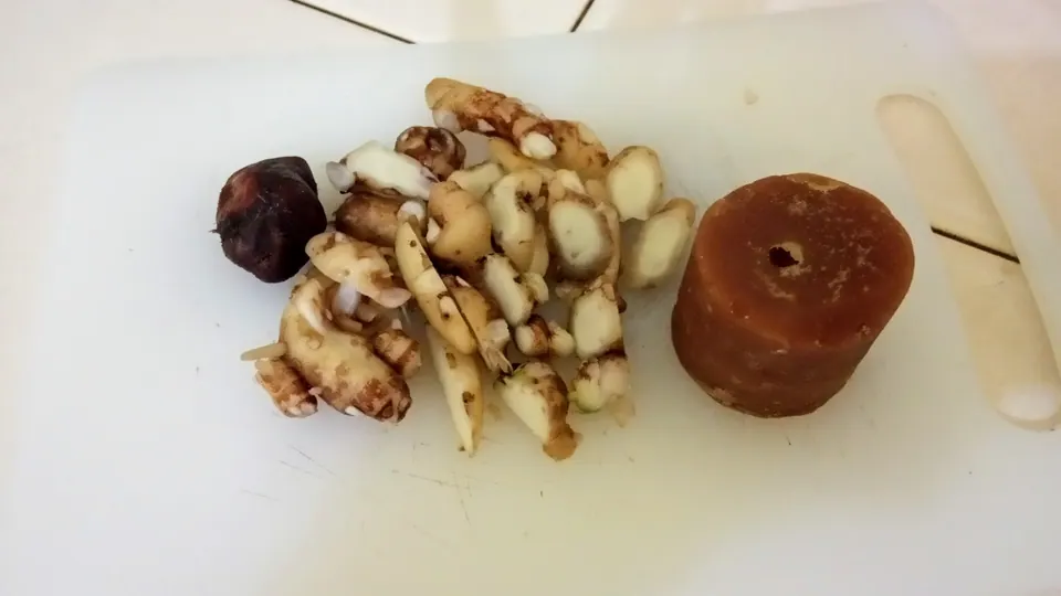 Bahan baku jamu beras kencur: beras, kencur, jahe, dan gula jawa