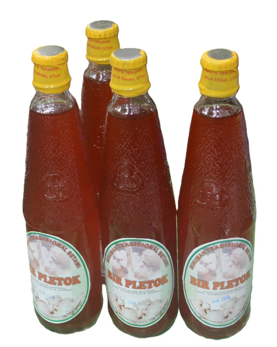 Empat botol bir pletok berjajar dengan latar putih