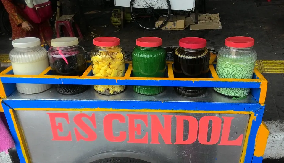 Gerobak es cendol di Jakarta dengan wadah cendol, santan, dan sirup gula aren