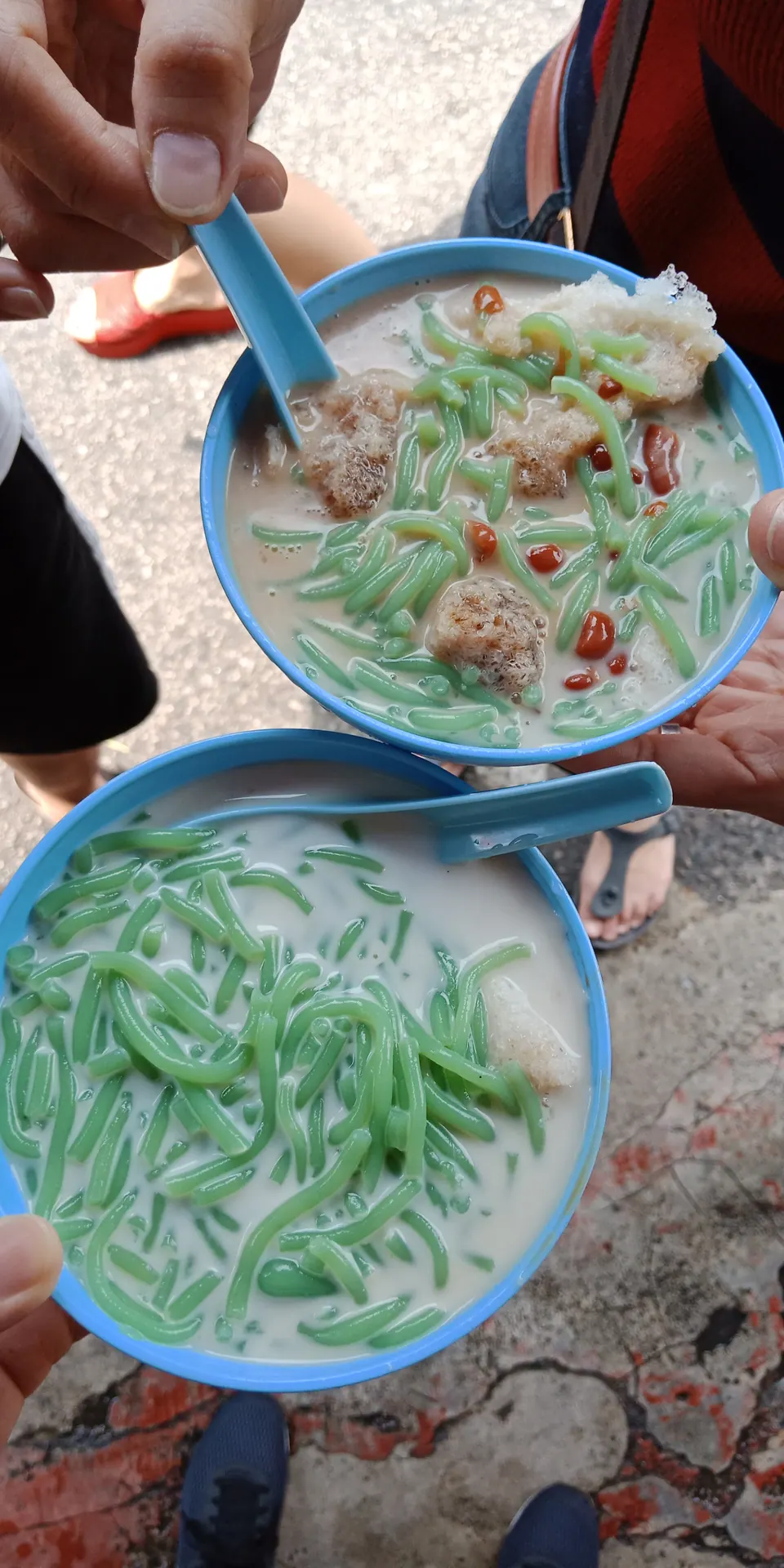 Semangkuk cendol Pulau Pinang dengan es serut, kacang merah, dan gula melaka