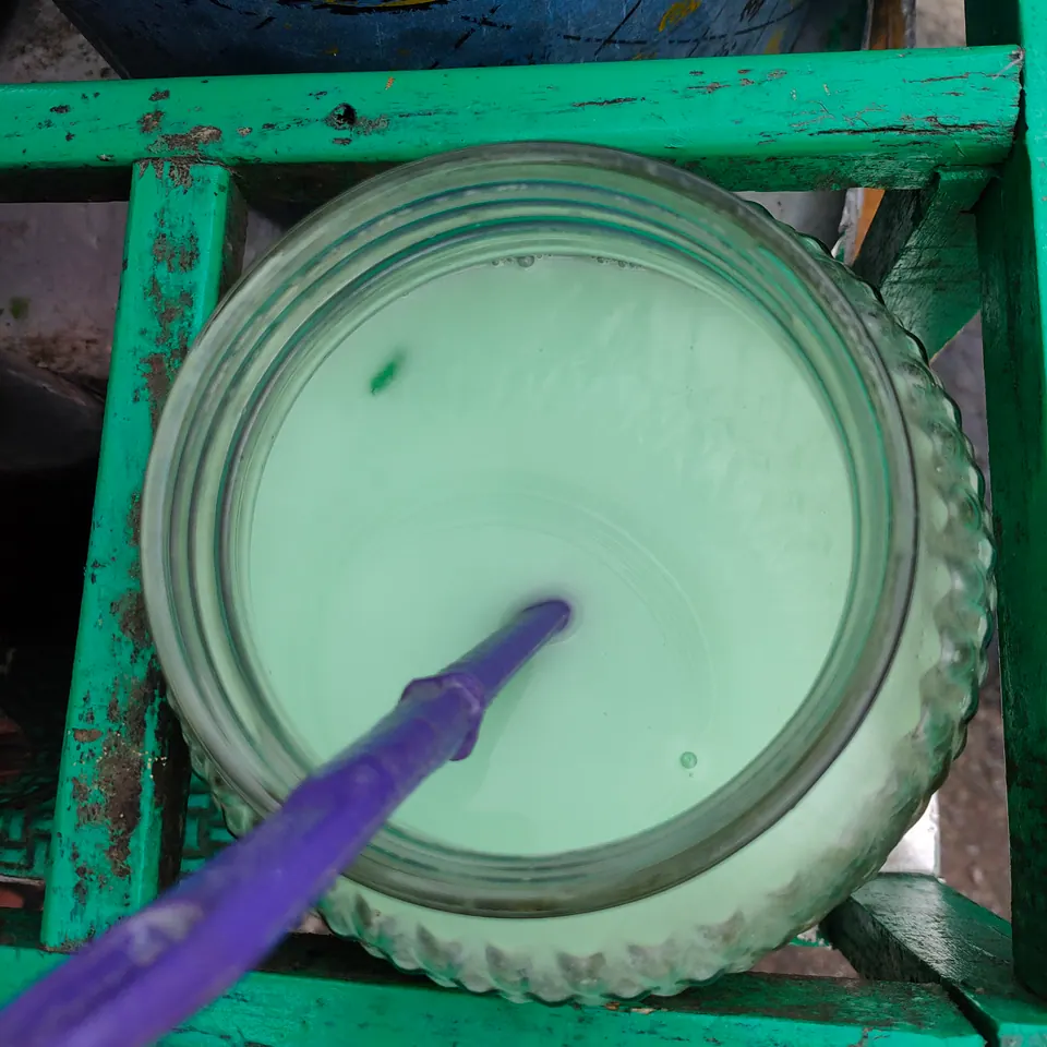 Santan putih kental dituang ke atas cendol hijau