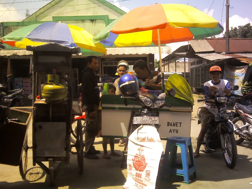 Penjual dawet ayu dengan pikulan dua gentong di Pasar Sumpiuh, Banyumas