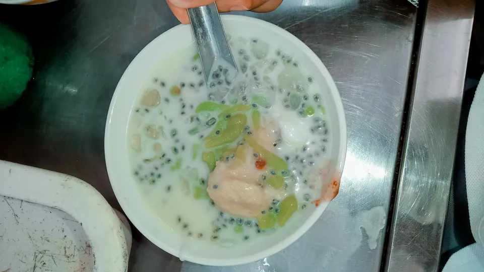 Es dawet durian khas Solo dalam mangkuk, dengan dawet hijau, santan, dan potongan durian
