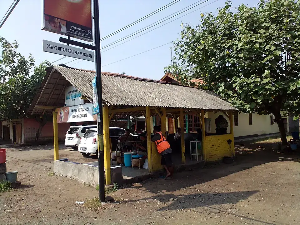 Kios dawet hitam Pak Wagiman di Butuh, Purworejo, dengan gentong dan mangkuk berjajar
