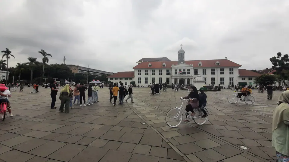 Taman Fatahillah di Kota Tua Jakarta dengan bangunan kolonial di sekelilingnya