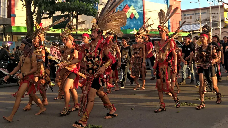 Arak-arakan Gawai Dayak di Pontianak dengan peserta berpakaian adat