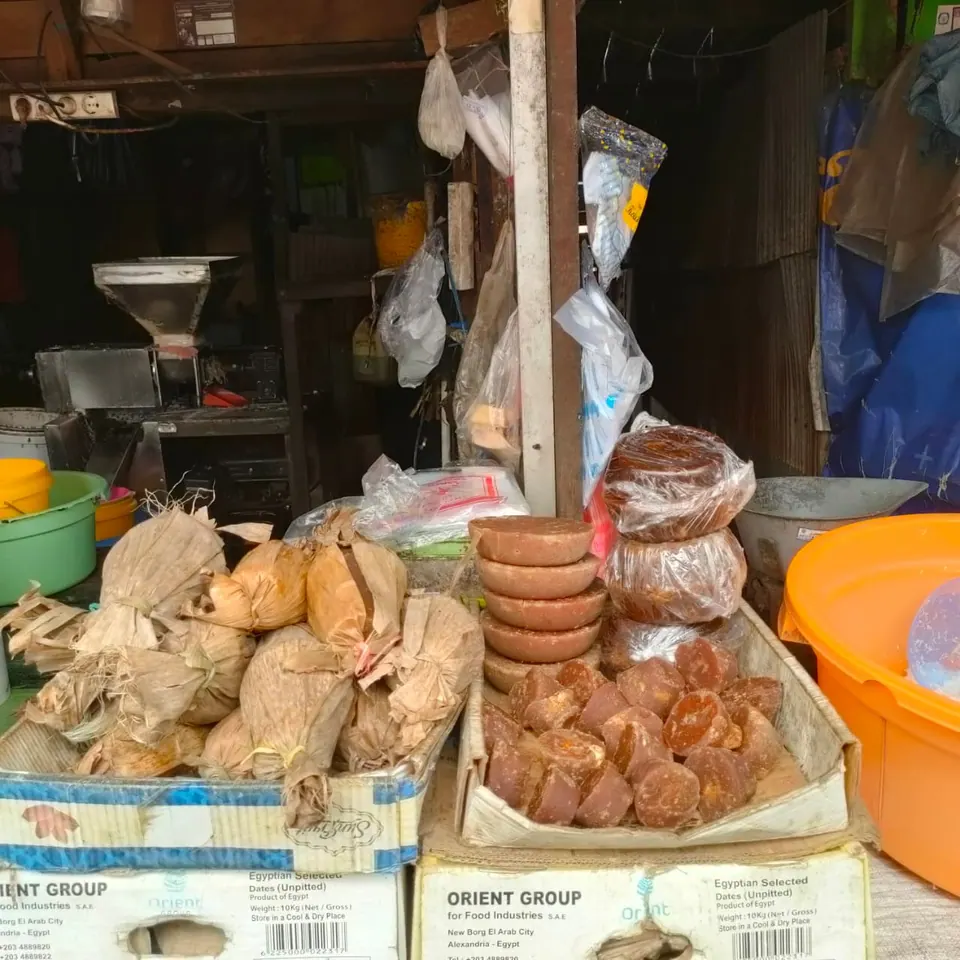 Bongkahan gula aren berwarna cokelat tua