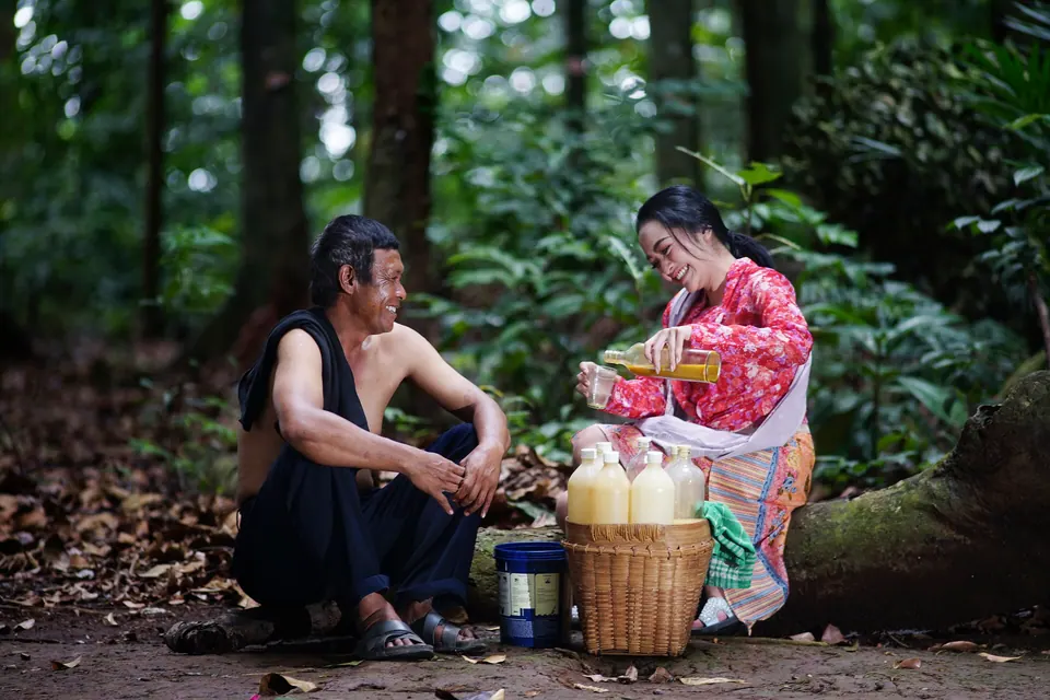 Penjual jamu gendong dengan bakul berisi botol-botol jamu di punggung