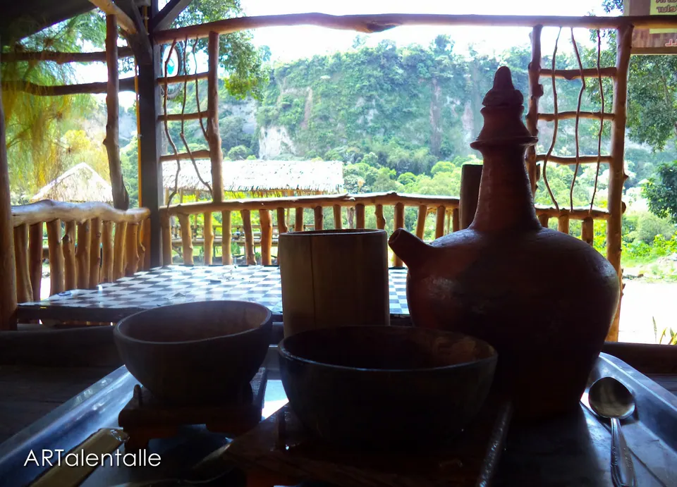 Kawa daun dalam tempurung kelapa dengan latar Ngarai Sianok, Sumatra Barat
