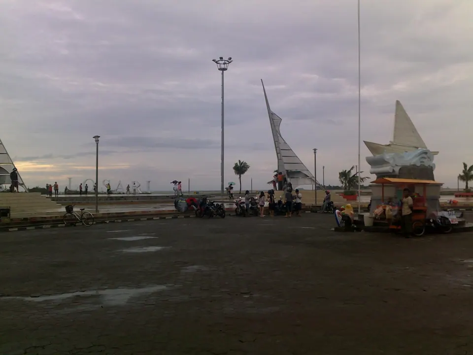 Pantai Losari, Makassar, dengan deretan warung di tepi laut