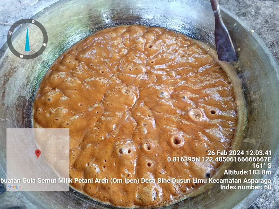 Nira aren dimasak dalam wajan besar di atas tungku kayu untuk dijadikan gula
