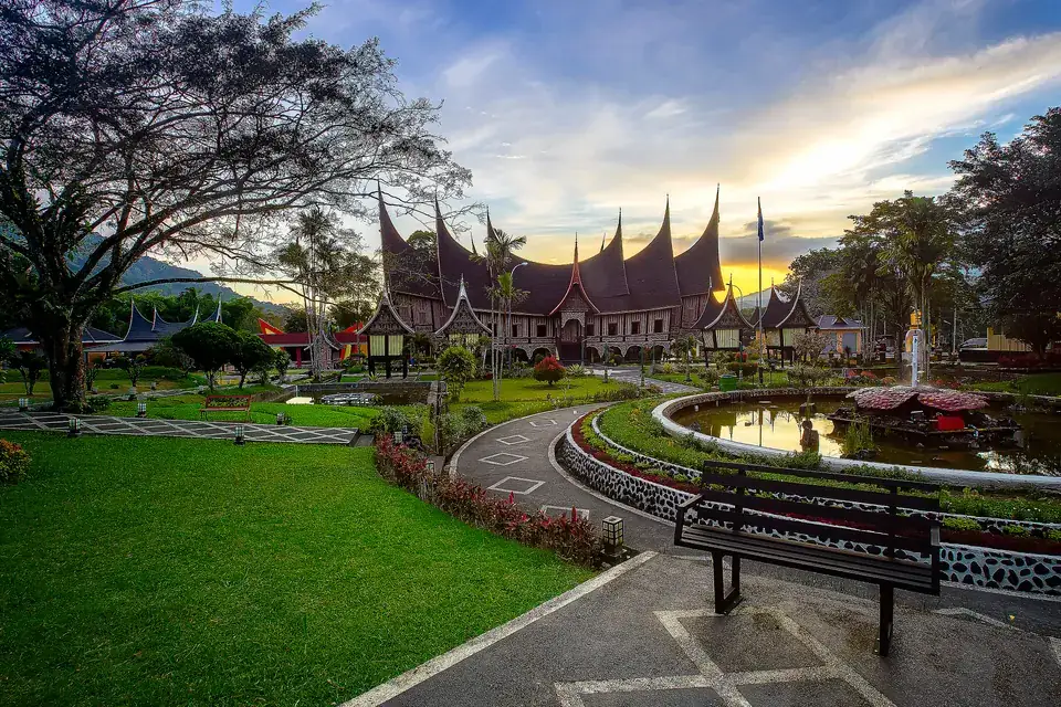 Rumah gadang dengan atap gonjong, rumah adat Minangkabau