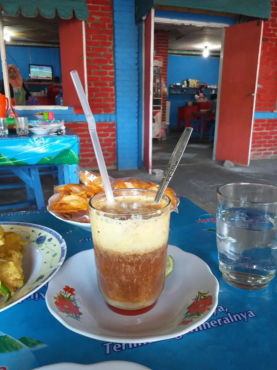Teh talua di sebuah lapau di Padang dengan busa tebal dan gelas tinggi