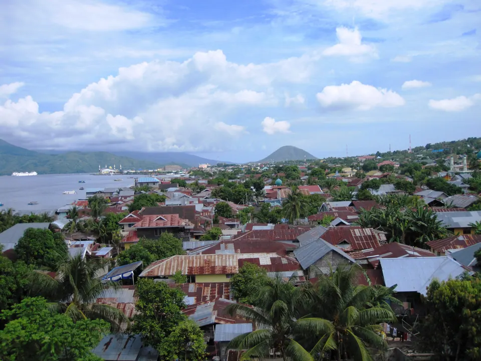 Kota Ternate dengan Gunung Gamalama di latar belakang, Maluku Utara