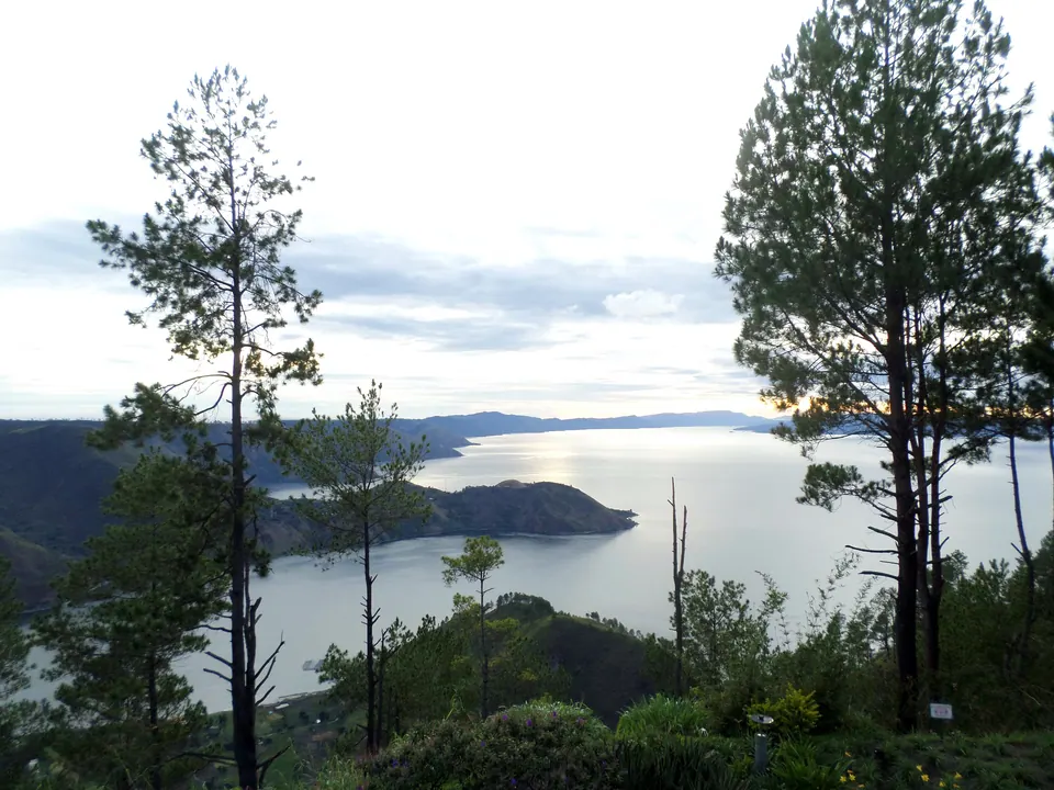 Pemandangan Danau Toba dari Simalem, Sumatra Utara